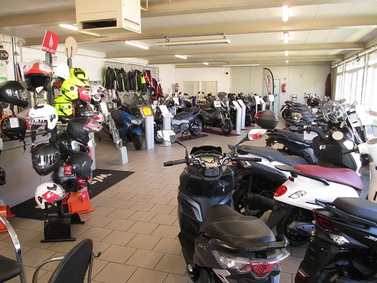 Motorsport Brinker - Motorräder & Scooter in Duisburg -  Aufnahme aus dem Geschäft